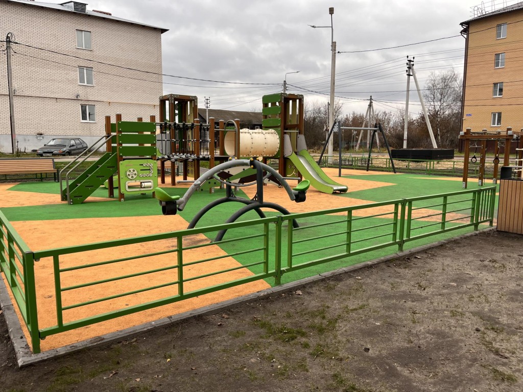 В поселке Туголесский Бор на Октябрьской улице теперь есть где играть и детям