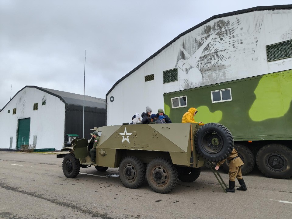 Гостей парка «Патриот» прокатили на раритетном БТР-152