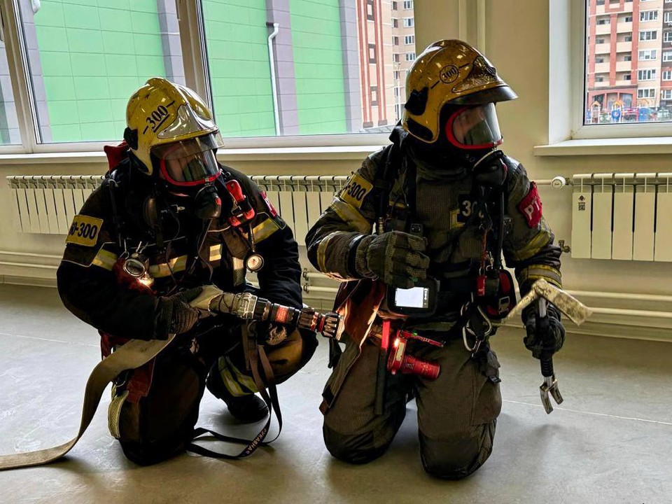 Спасатели отработали ликвидацию условного пожара в школе Щелкова