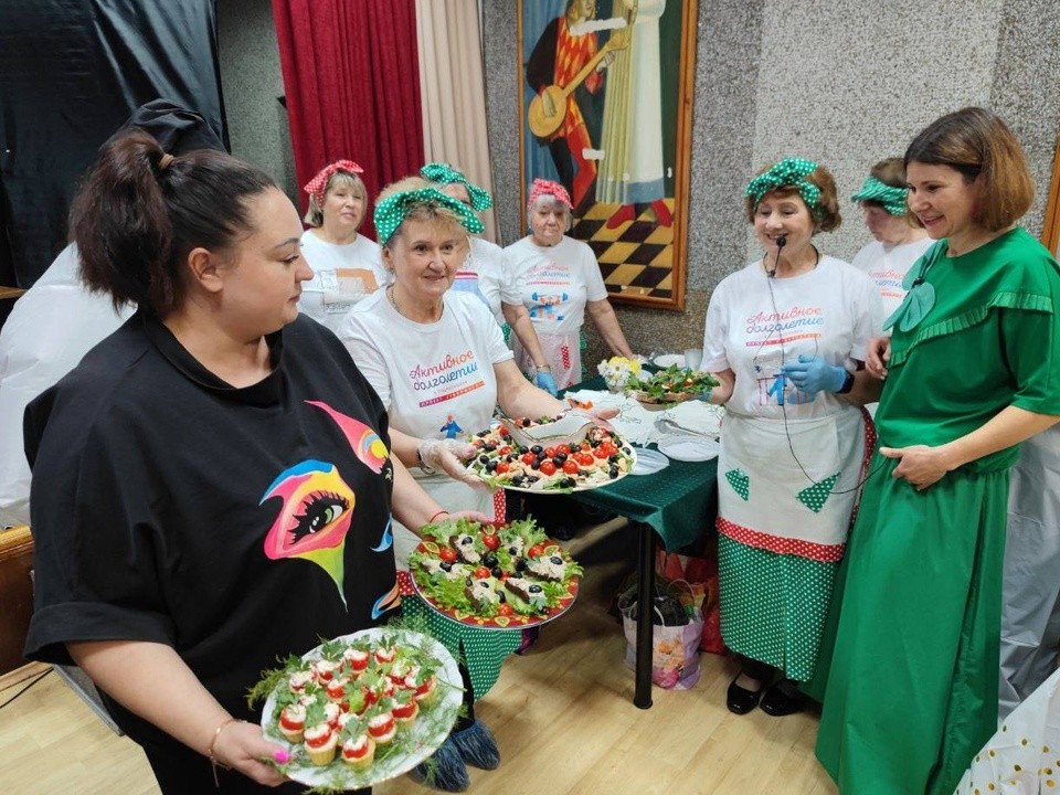 Салат мечты в честь Дня матери приготовили на кулинарном поединке в Бронницах