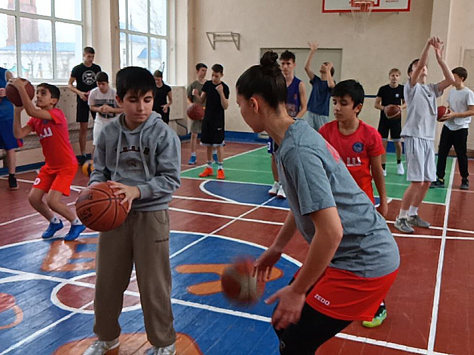Звезда сборной России по баскетболу раскрыла секреты меткого броска школьникам в Большом Алексеевском