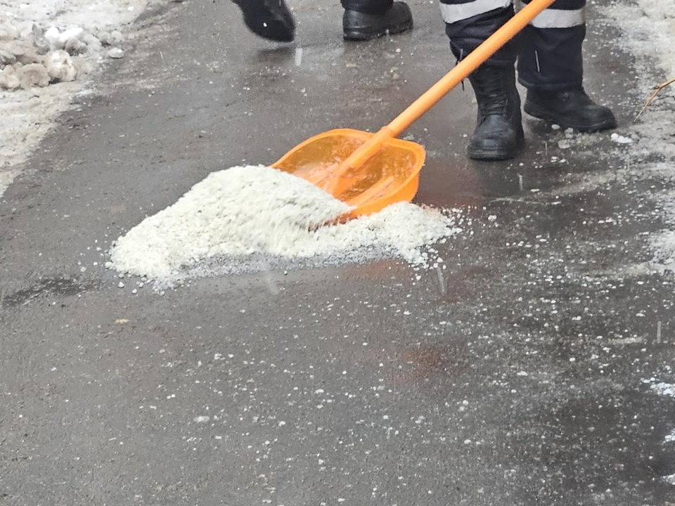 С применением техники и вручную: коммунальщики расчистили Жуковский от первого снега