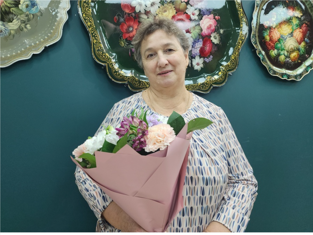Жостовскую художницу наградили за верность промыслу в течение полувека