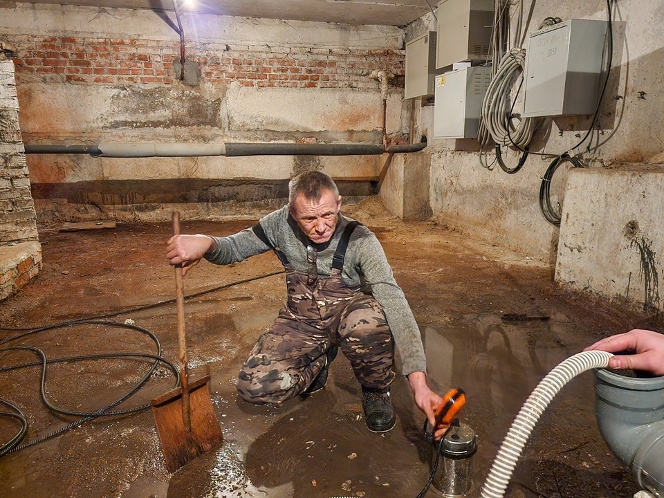 Последствия прорыва устранены: в Долгопрудном дом на Лихачевском приводят в порядок