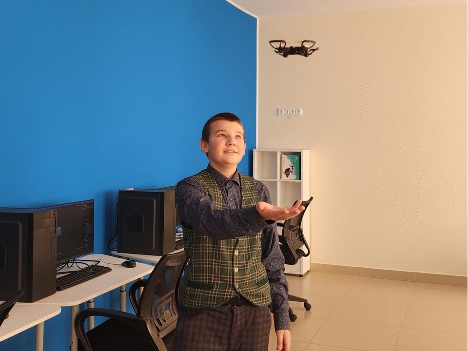 Школьники Клина научились работать с ИИ и беспилотниками