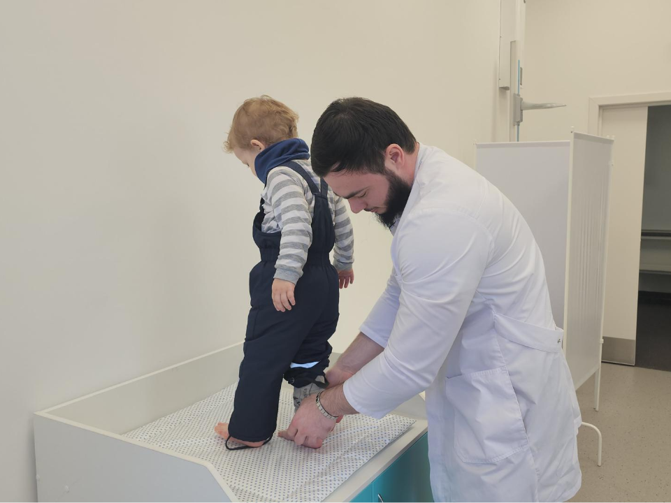 «Большой поток пациентов не пугает»: в детской поликлинике №4 принимает новый ортопед