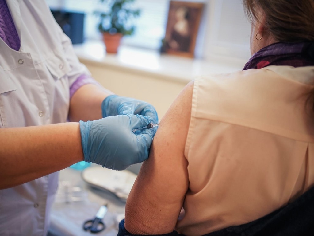 Малышам и пожилым смертельный грипп из Гонконга не опасен, если сделать прививку