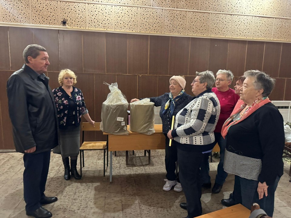 Каждый узел — вклад в победу: депутат привез материалы для маскировочных сетей в поселок Красная Пойма