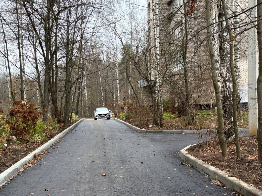 У дома №14 на улице Драгунского уложили новый асфальт