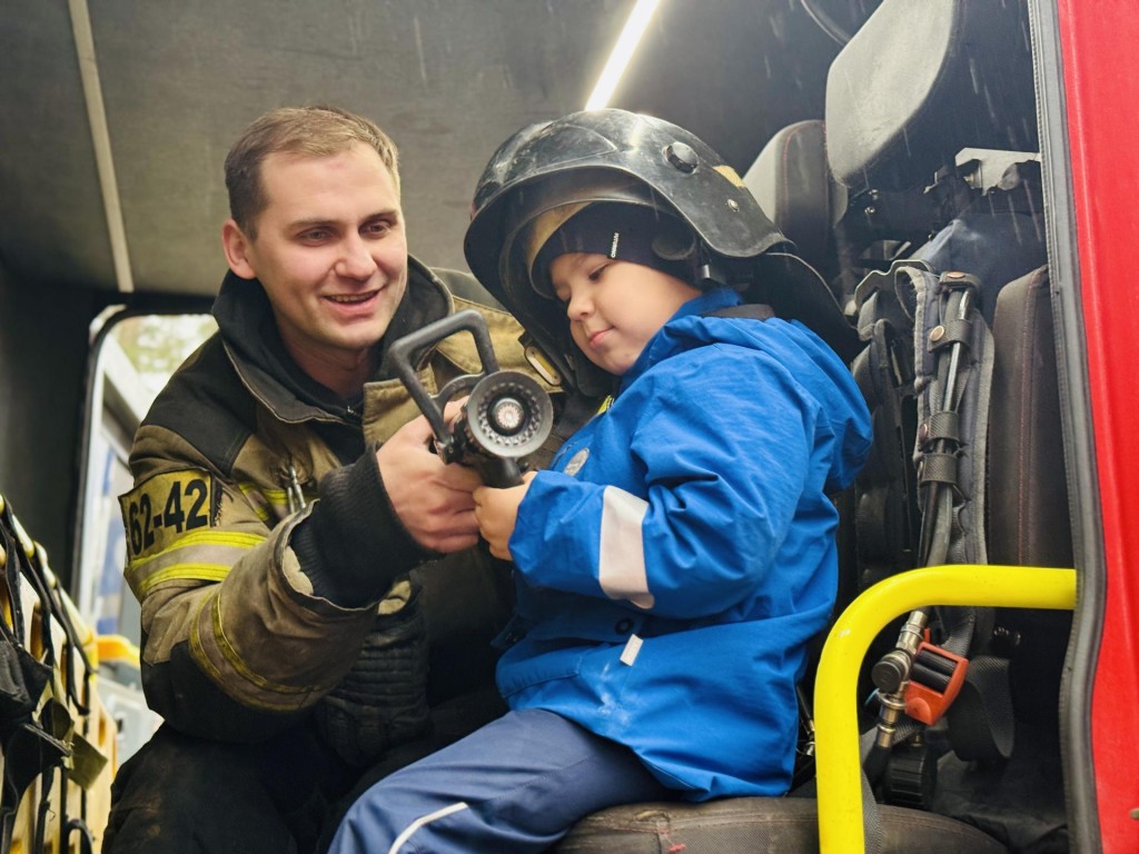 Пожарные показали детям технику и научили пользоваться огнетушителем
