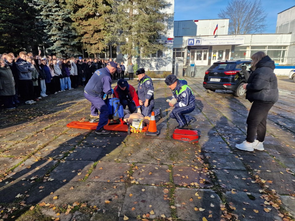 День безопасности в Дубне: студенты колледжа увидели, как спасают при ДТП и ищут наркотики с собаками