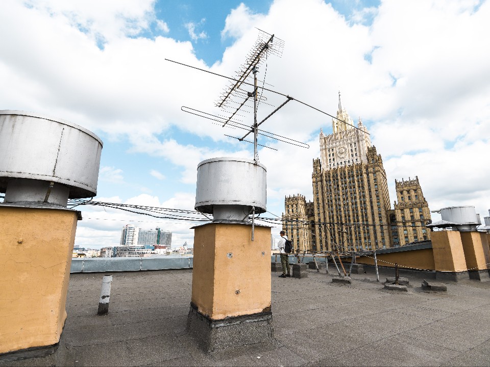 Опасность ради лайков: подростки залезли на крышу высотки на севере Москвы для фото