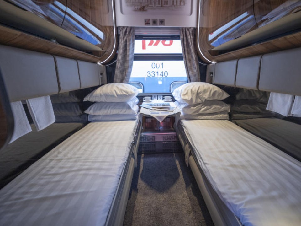 Просторные полки и душевые: куда можно будет поехать в новых плацкартах