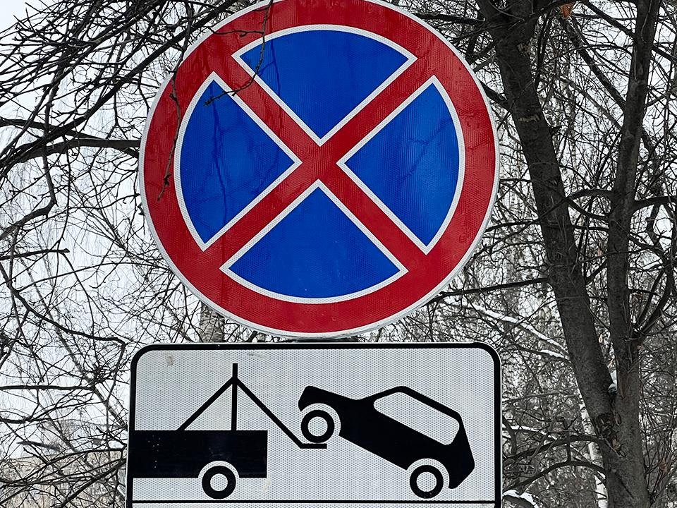 Цирк приехал: рекламный фургон вытесняет автомобили с общественной парковки в Балашихе