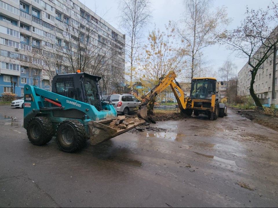 Старую плитку меняют на новую: как преображается двор на улице Некрасова