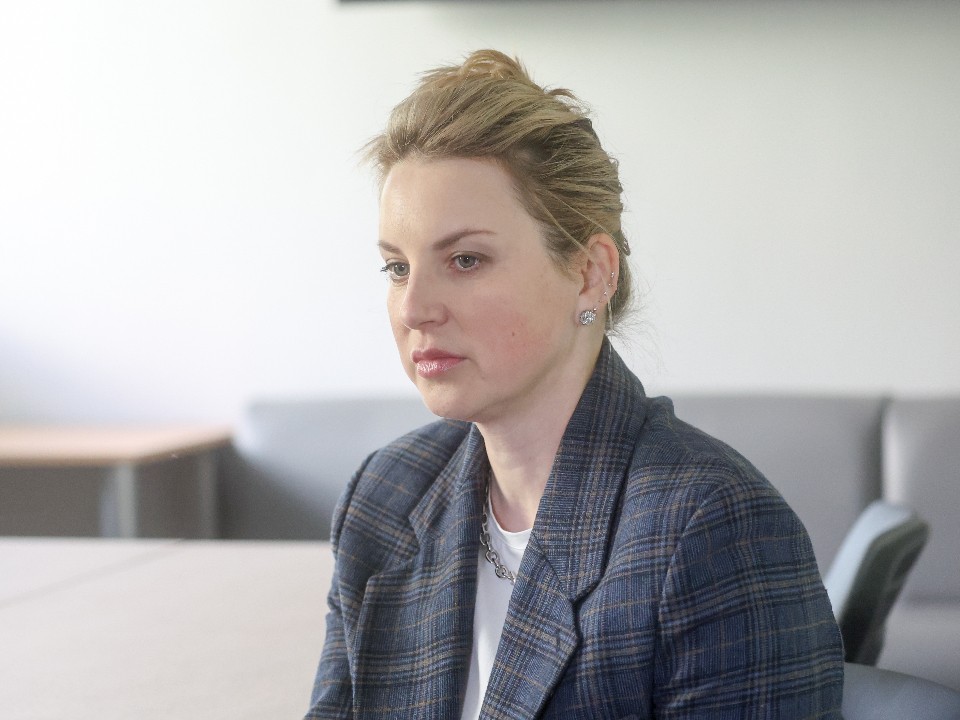 «Сидела в телефоне, пока дети прыгали на батуте»: почему Слуцкая впервые не заплатила няне