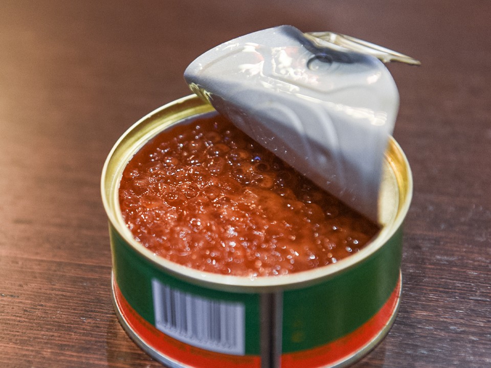 Икра красная, черная, поддельная: как купить настоящий деликатес — советы эксперта