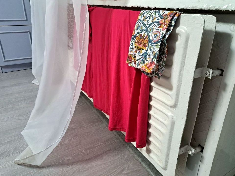 Потеряете здоровье и разоритесь: почему нельзя сушить одежду на батарее