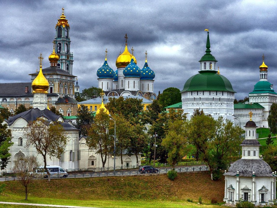 Как Кэрролл пил Рябиновку, а Бонд снимался в кино: звездные истории Сергиева Посада