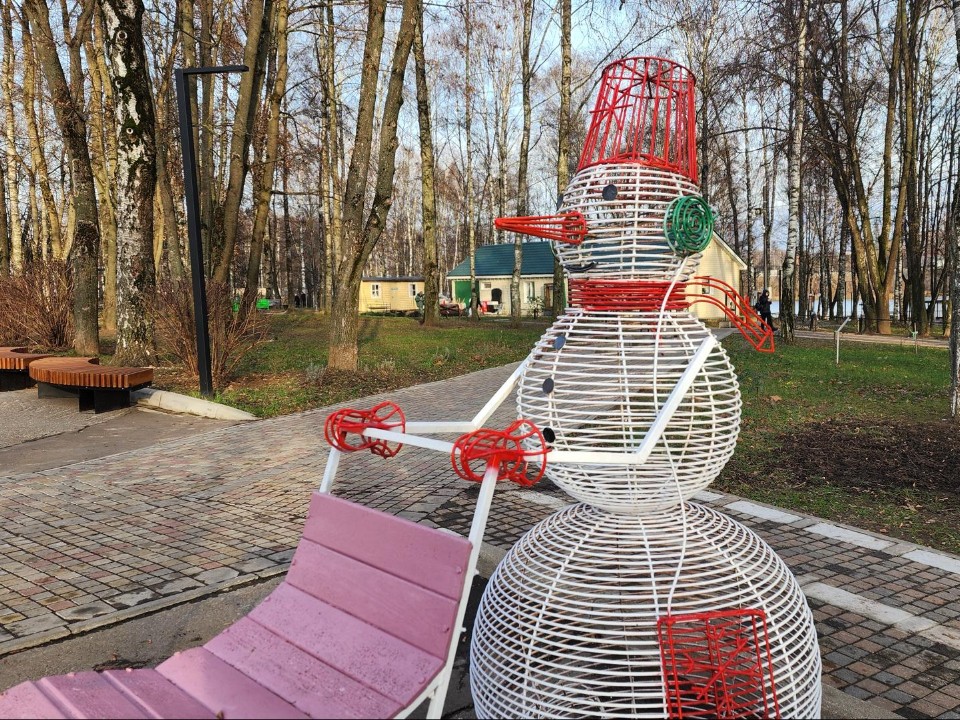 В Сестрорецком парке к Новому году устанавливают украшения и елку