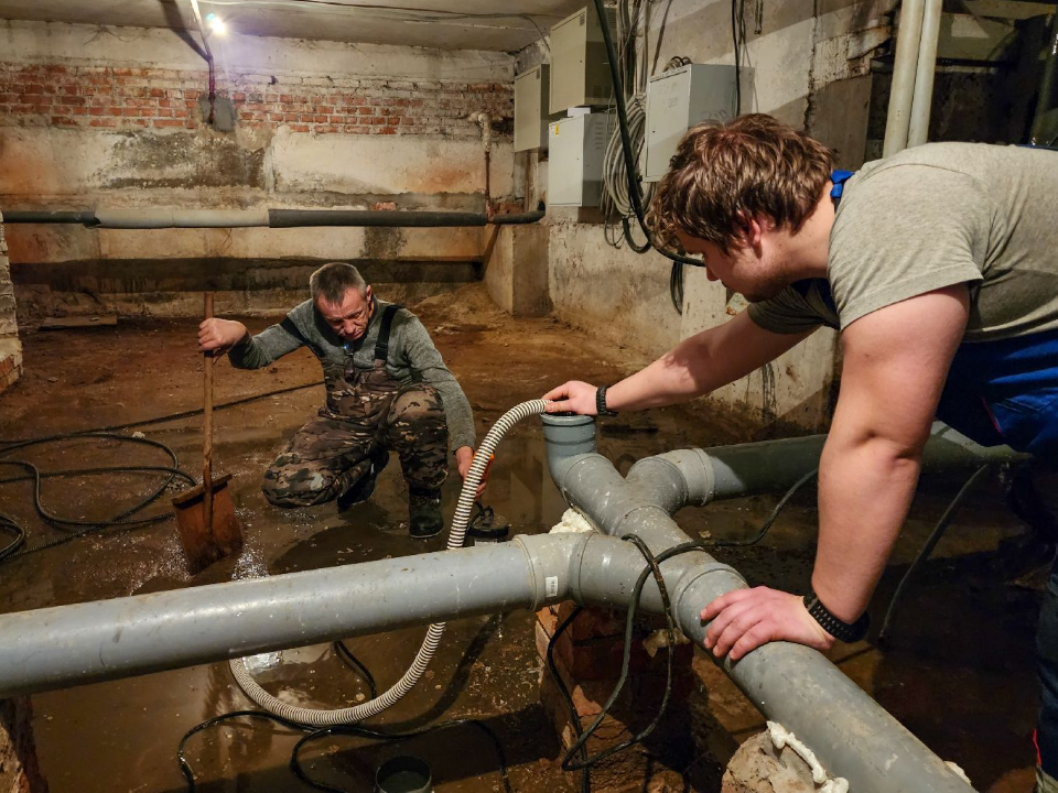 Средства гигиены, наполнитель, пищевые отходы: подольские коммунальщики назвали самые частые причины засора канализации в домах