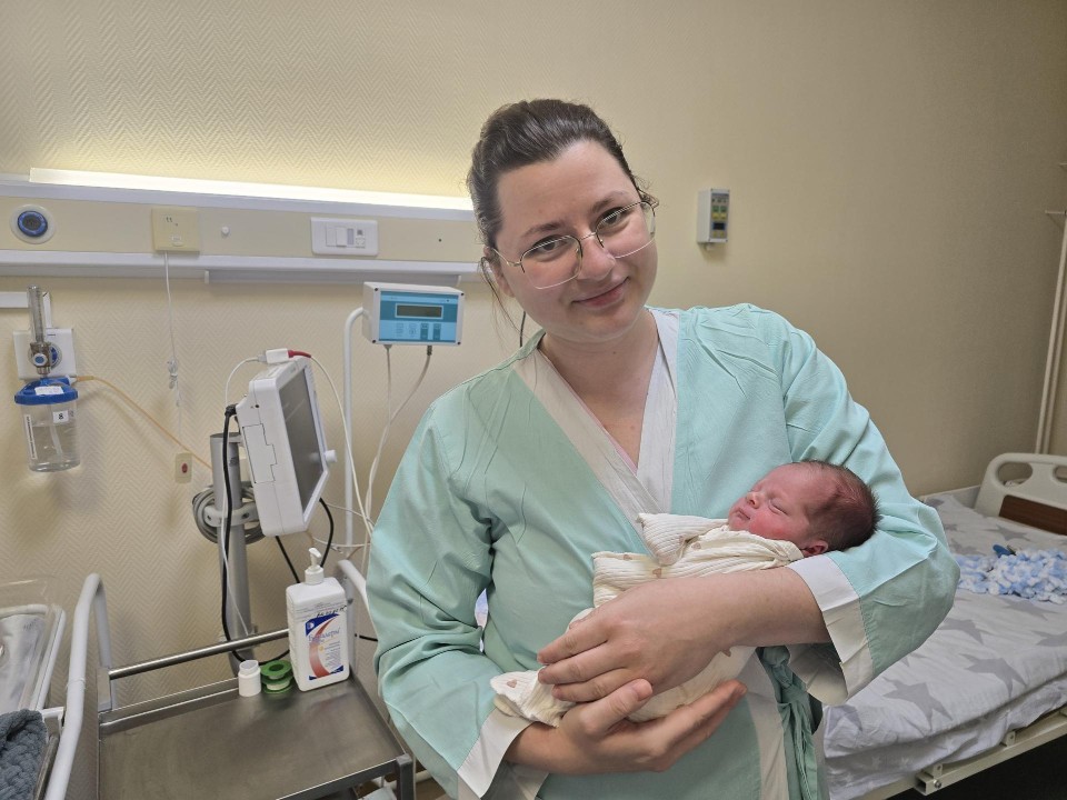 От кувеза — к семейному гнезду: радостная история недоношенного мальчика, которого «дорастили» до выписки за 31 день