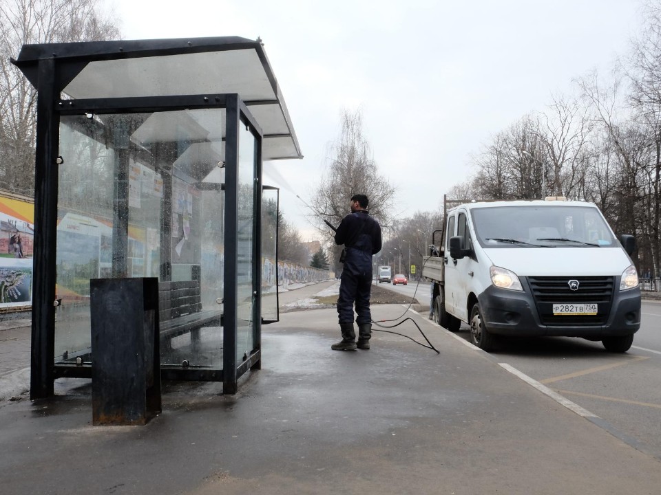 Хроники красногорского благоустройства: отремонтированная остановка, починенный светофор и другие новости с дорожного фронта