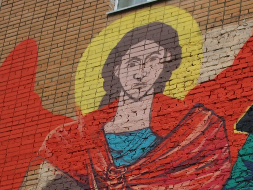 Почти закончили: художники Серебряных Прудов завершают граффити о бойцах СВО