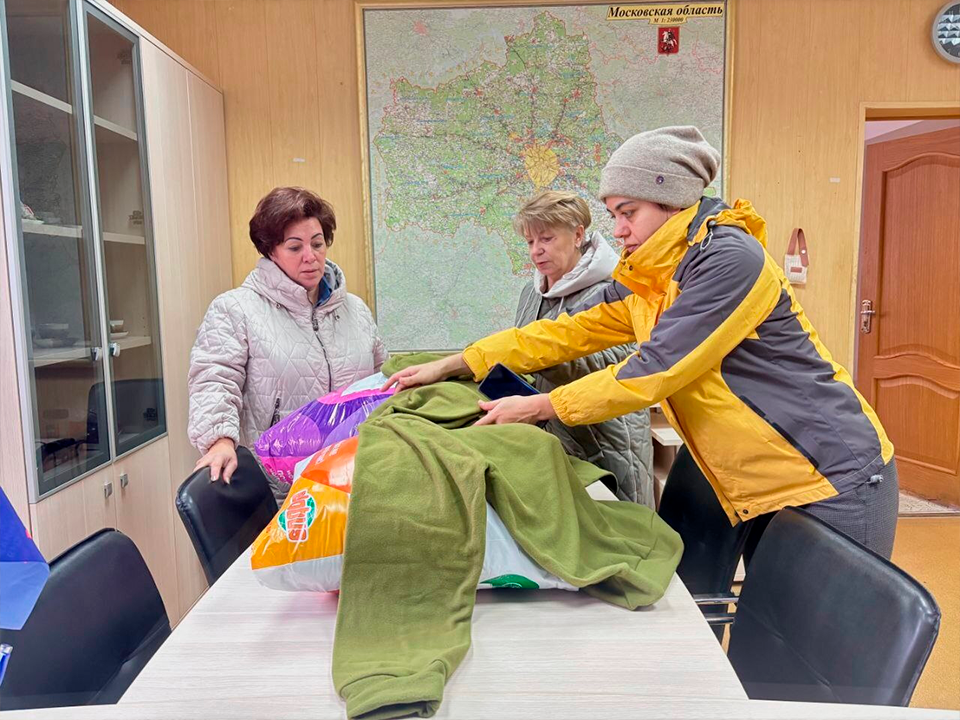 Сотрудники зарайской библиотеки сшили теплые вещи для участников СВО