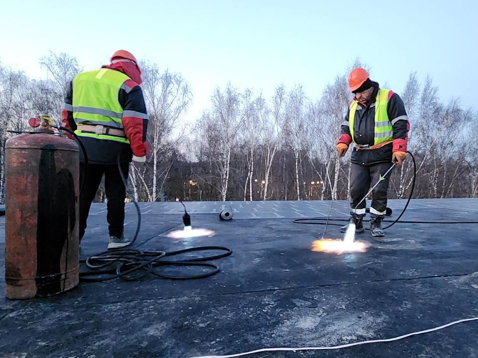 Строители приступили к гидроизоляции крыши в школе поселка Лунево
