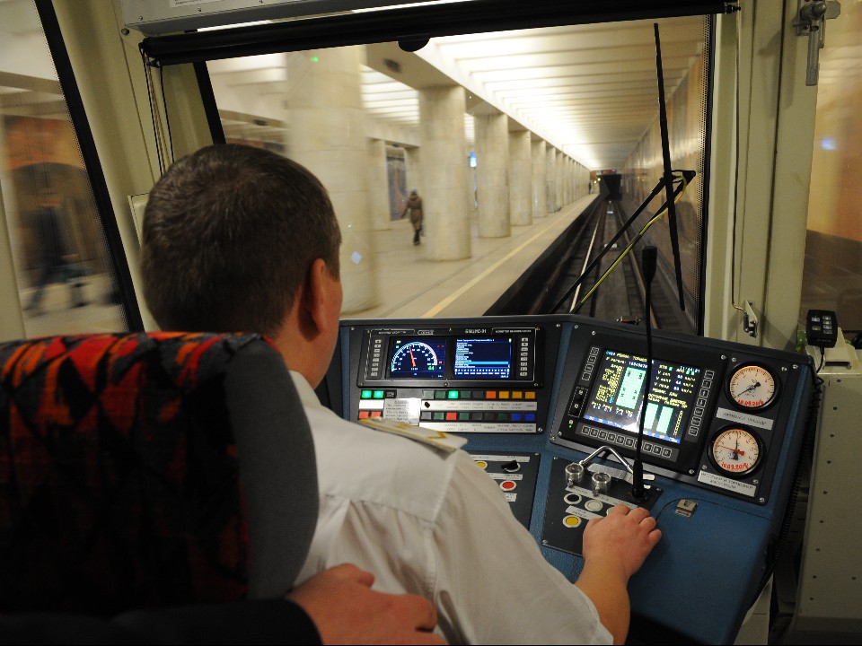 Из вагона в автозак: как арестовали нарушителей, пробравшихся в закрытый тоннель метро