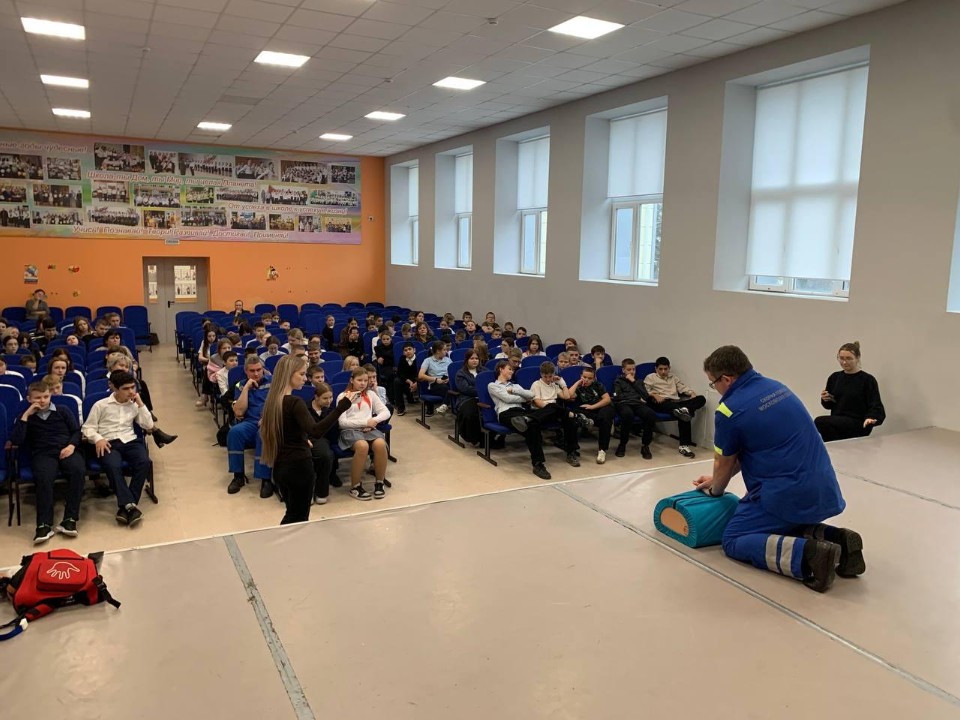 «Скорая» в школе: как Александр и Александр провели четырехчасовой мастер-класс по спасению, чтобы дети не боялись ЧС