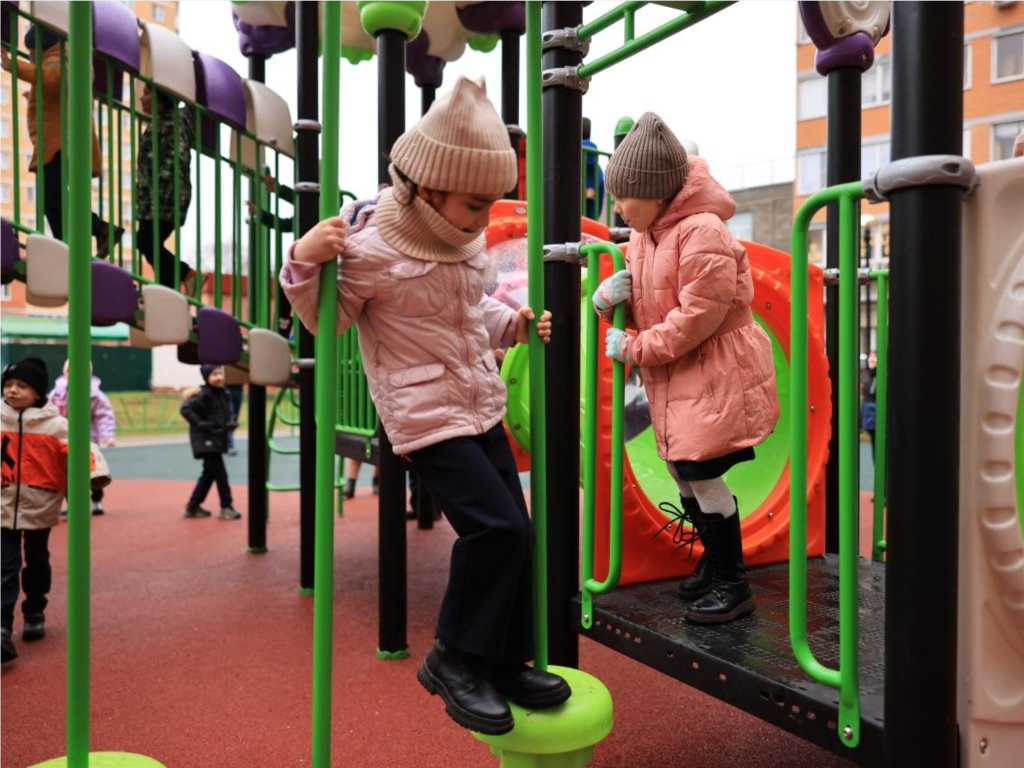 Радость для детей: в Королеве открылась самая большая в микрорайоне детская площадка