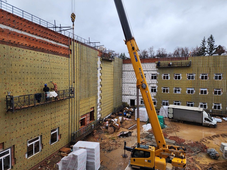 Тепло и комфортно будет персоналу и пациентам в больничном корпусе под Чеховом