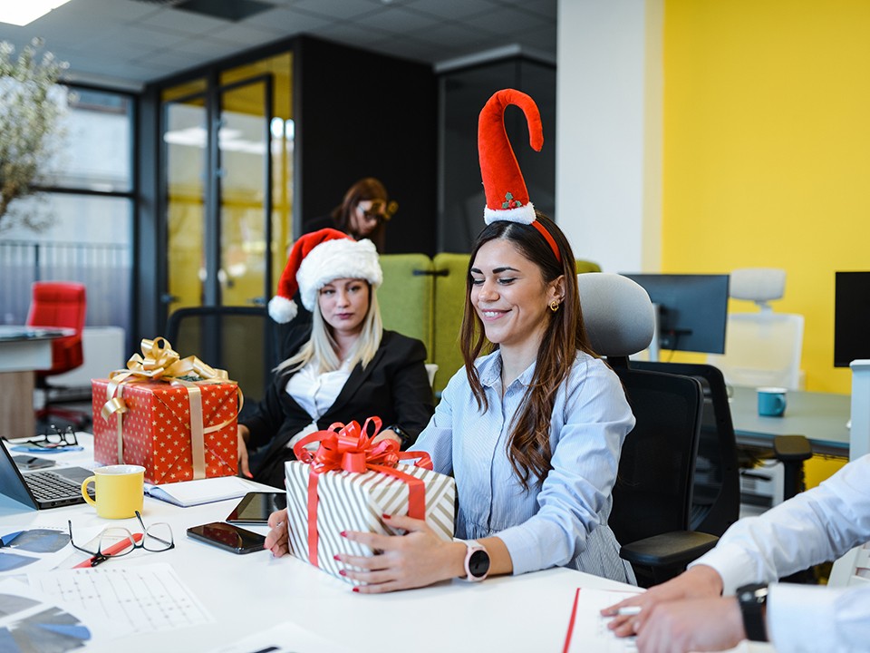 Налог на подарок: когда за новогодние презенты сотрудникам придется заплатить