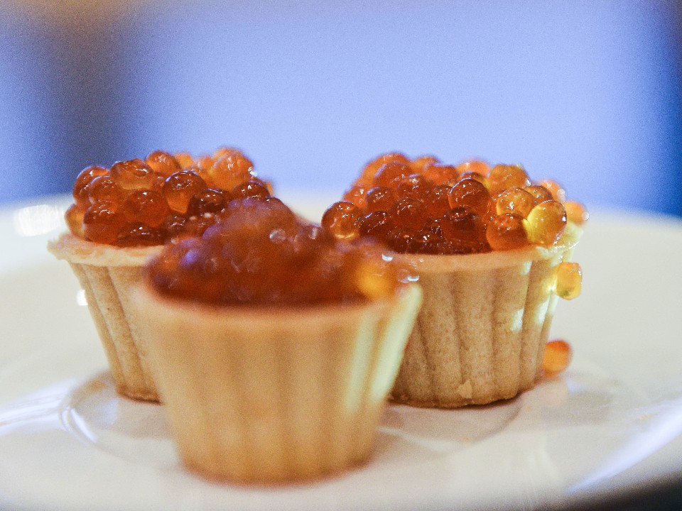 Обман в банке: как выбрать красную икру среди подделок и какая лучше