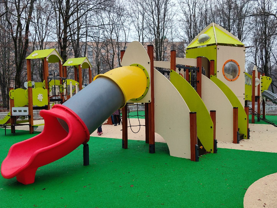 Детские площадки, школы, сады: в Химках завершают благоустройство территорий у нового дома