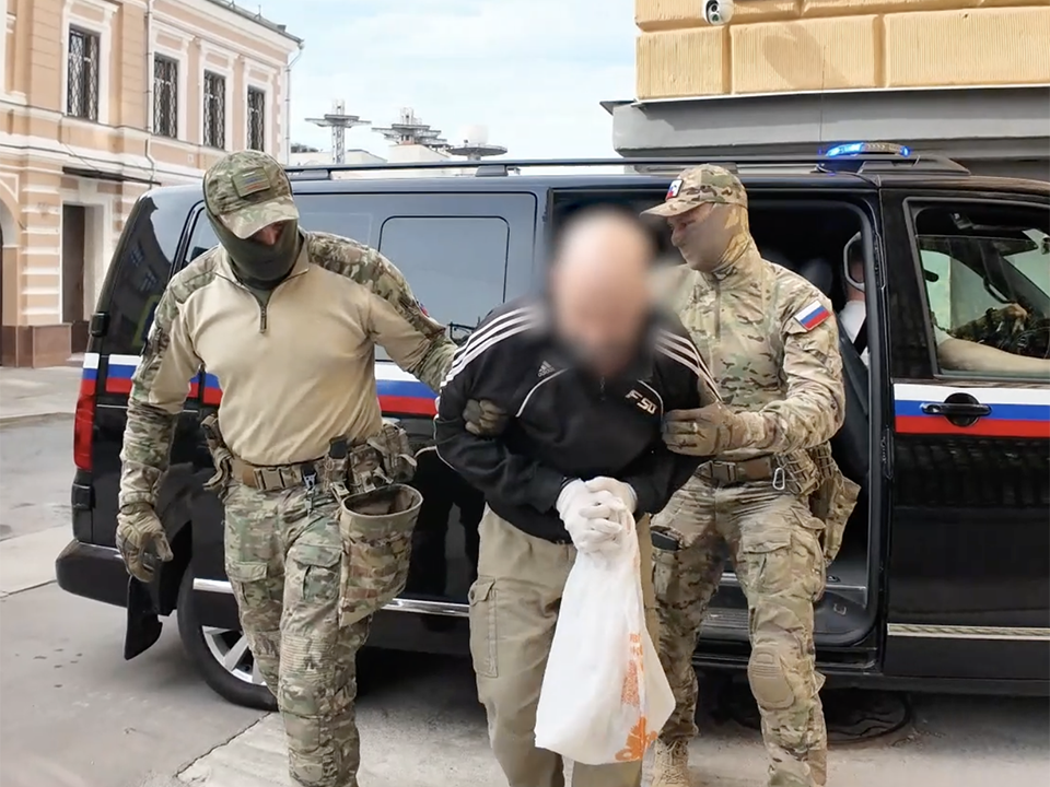 Силовики задержали москвича по подозрению в государственной измене