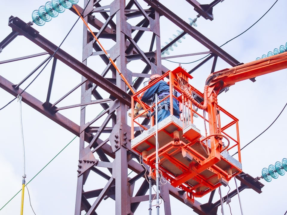 Жителям деревни Рекино-Кресты стоит запастись свечами: энергетики на один день приостановят подачу электричества из-за проведения техработ