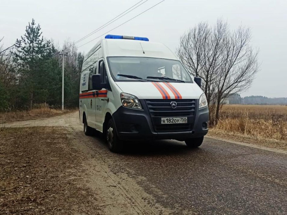Спасатели перевезли пенсионерку домой после выписки из больницы в Серебряных Прудах