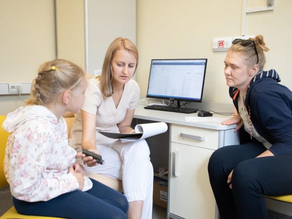 Симптомы, которые нельзя игнорировать: как вовремя распознать диабет у ребенка и куда обращаться за помощью