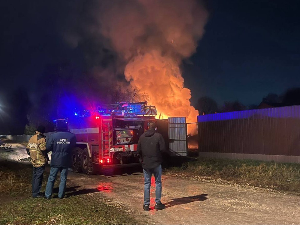 Пар сменился дымом: пожарные тушат горящую баню в Павловском Посаде