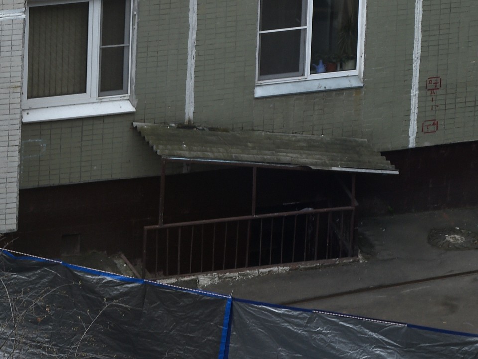 Подвал дома обезопасили на улице Спортивной