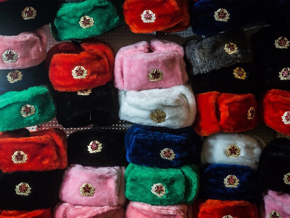 Шапки-ушанки в тренде: почему традиционные аксессуары стали хитами продаж этой осенью