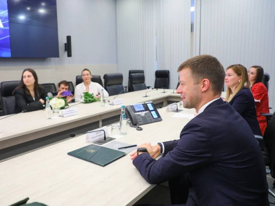 Важный старт: глава Балашихи Сергей Юров вручил детям-сиротам ключи от квартир