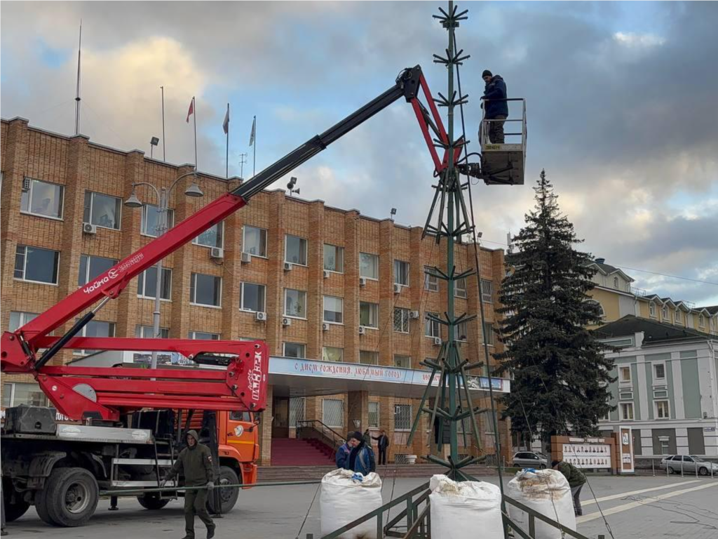 Волоколамск заряжается новогодним настроением: на главной площади растет 19-метровая елка