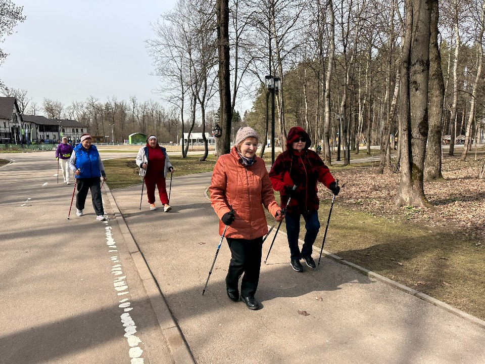 Активный отдых для каждого: экопрогулки и тренировки организуют для жителей округа в парке