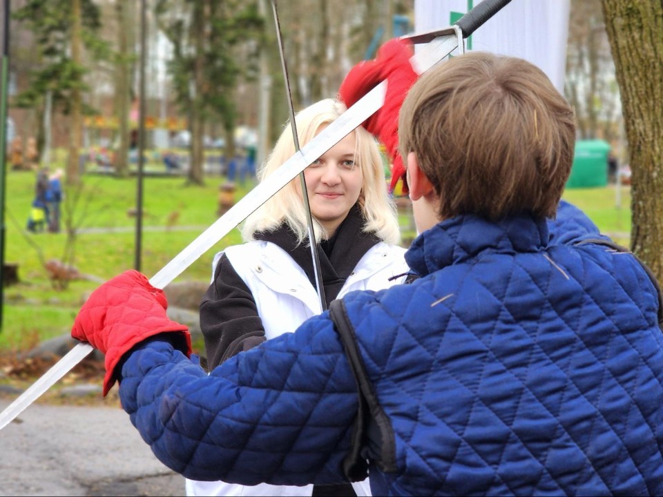 Сценическому фехтованию в День народного единства научили жителей Рузы