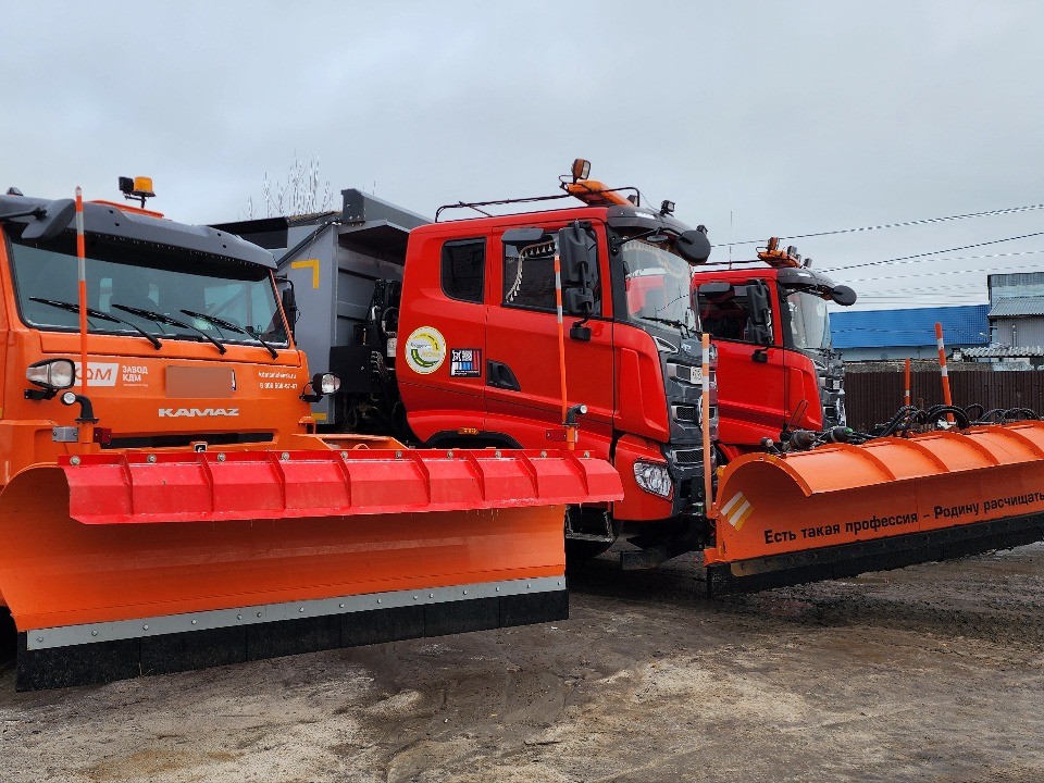 Клинские «супергерои» вышли расчищать дороги от гололеда на комбинированных машинах