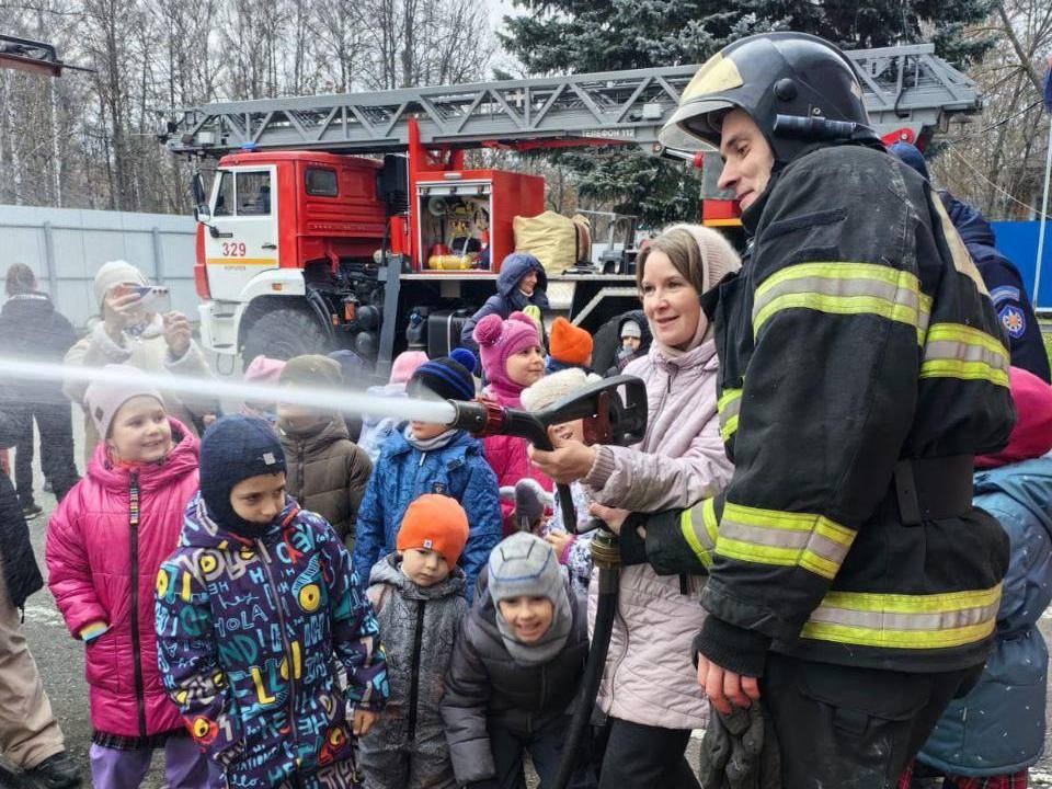Первоклассники в гостях: экскурсия в пожарную часть стала уроком безопасности для детей